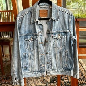 Excellent condition Levi’s light wash Jean jacket relaxed fit